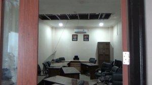 plafon-gedung-dprd-kabupaten-mamuju-ambruk-meski-baru-berusia-11-bulan.jpg