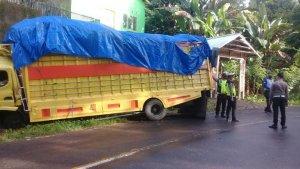 polisi-selidiki-penyebab-mobil-tabrak-tembok-pagar-milik-satriani-di-balampesoang.jpg