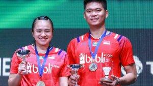 praveen-jordan-kananmelati-daeva-oktavianti-berpose-di-atas-podium-02.jpg