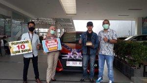salah-satu-pelanggan-daihatsu-asrianto-mendapatkan-kejutan-dari-astra-daihatsu.jpg