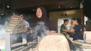salah-satu-penjual-kuliner-gogos-bakar-ina-wahyuni-sementara-membakar-olahan-gogosnya.jpg