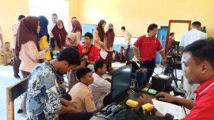 suasana-perekaman-ktp-el-di-sekolah-oleh-disdukcapil-makassar.jpg