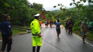 tanah-longsor-yang-menutup-jalan-Trans-Sulawesi-Maros-Bone-di-Canrana-Selasa-27122022-n.jpg