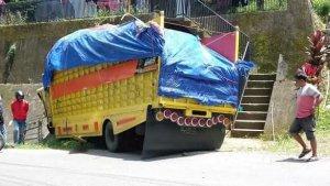 truk-dp-9453-ez-menabrak-pagar-rumah-warga-sinjai-jumat-422022.jpg
