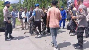 unjuk-rasa-Aliansi-masyarakat-simpatisan-Kassi-Buleng-di-Depan-Kantor-KPU-Sinjai.jpg
