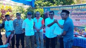 upati-Bulukumba-A-Muchtar-Ali-Yusuf-menerima-dukumen-pengiriman-sapi-nn.jpg
