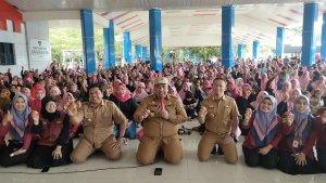 warga-PKH-Kabupaten-Maros-mengikuti-gerakan-makan-telur.jpg