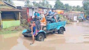 warga-angkut-motor-lintasi-banjir-di-Marossa-soppeng.jpg
