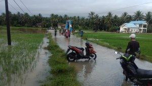 warga-berusaha-lintasi-banjir-di-Jl-Poros-Maccini-sinjai.jpg