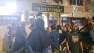 warga-mendatangi-Mapolsek-Bontoala-Jl-Masjid-Raya-Kota-Makassar-23.jpg