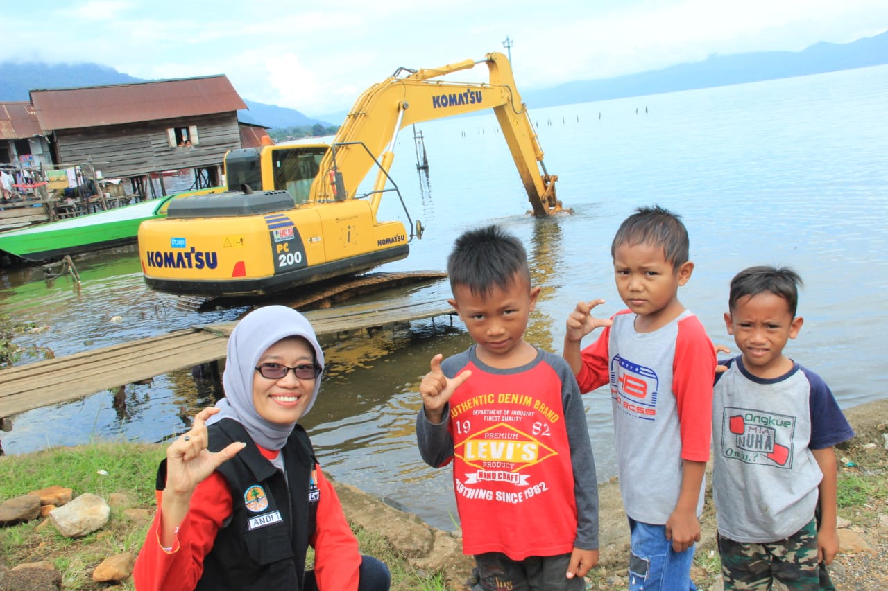 Akhirnya Sampah Puluhan Tahun Mengendap di Danau Matano Luwu Timur Dibersihkan