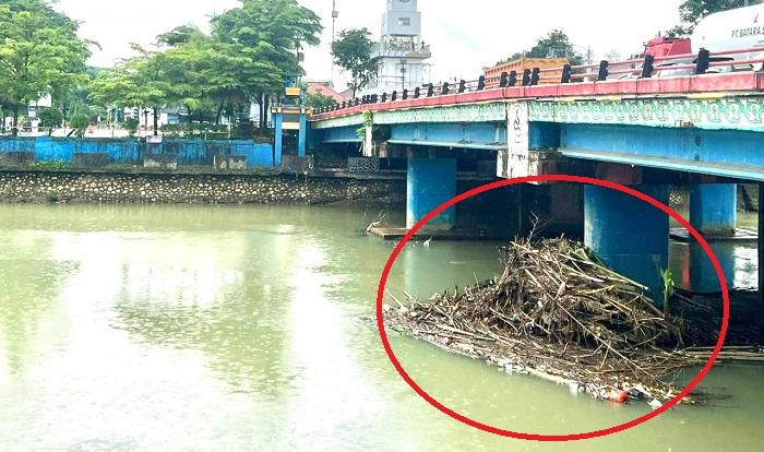 15-Hari-Pascabanjir-Pangkep-Sampah-1-Ton-di-Kolong-Jembatan-Pangkajene.jpg