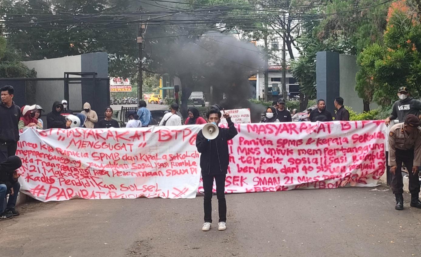 2025-07-15-WARGA-UNJUK-RASA-BOIKOT-SMA-21.jpg