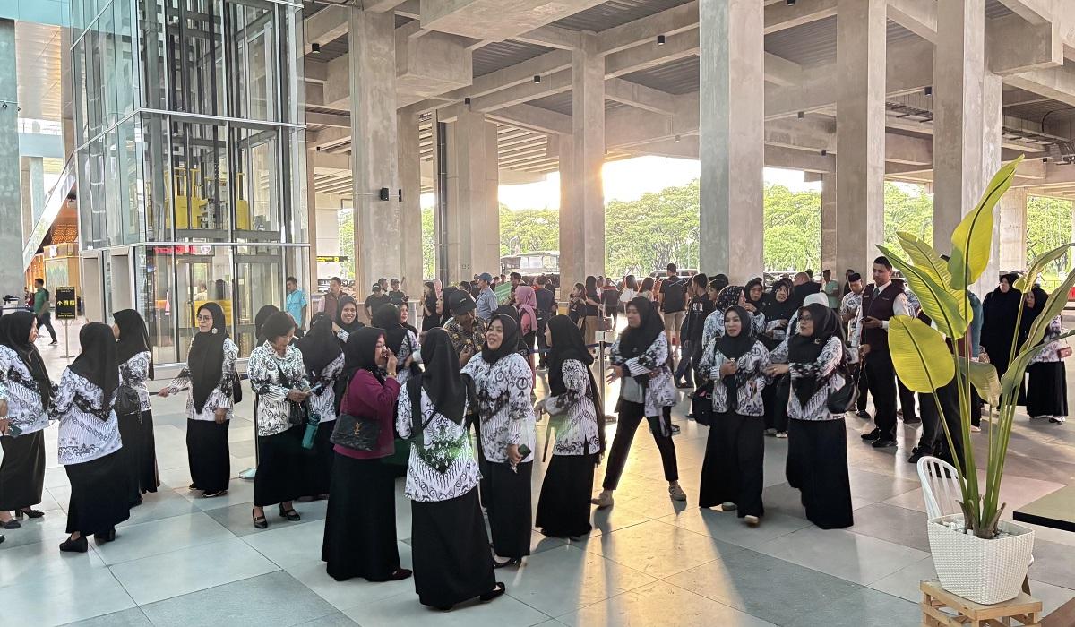 2025-11-15-Suasana-anggota-PGRI-di-Bandara-Hasanuddin-Makassar-Sabtu-15112025.jpg