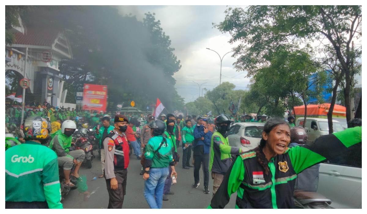 2025-11-24-driver-ojek-online-membantu-polisi.jpg