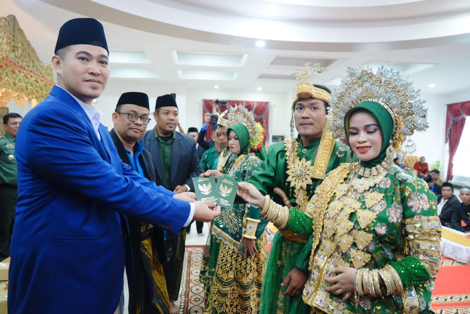 2025-12-13-Bupati-M-Yusran-Lalogau-menyerahkan-buku-nikah.jpg