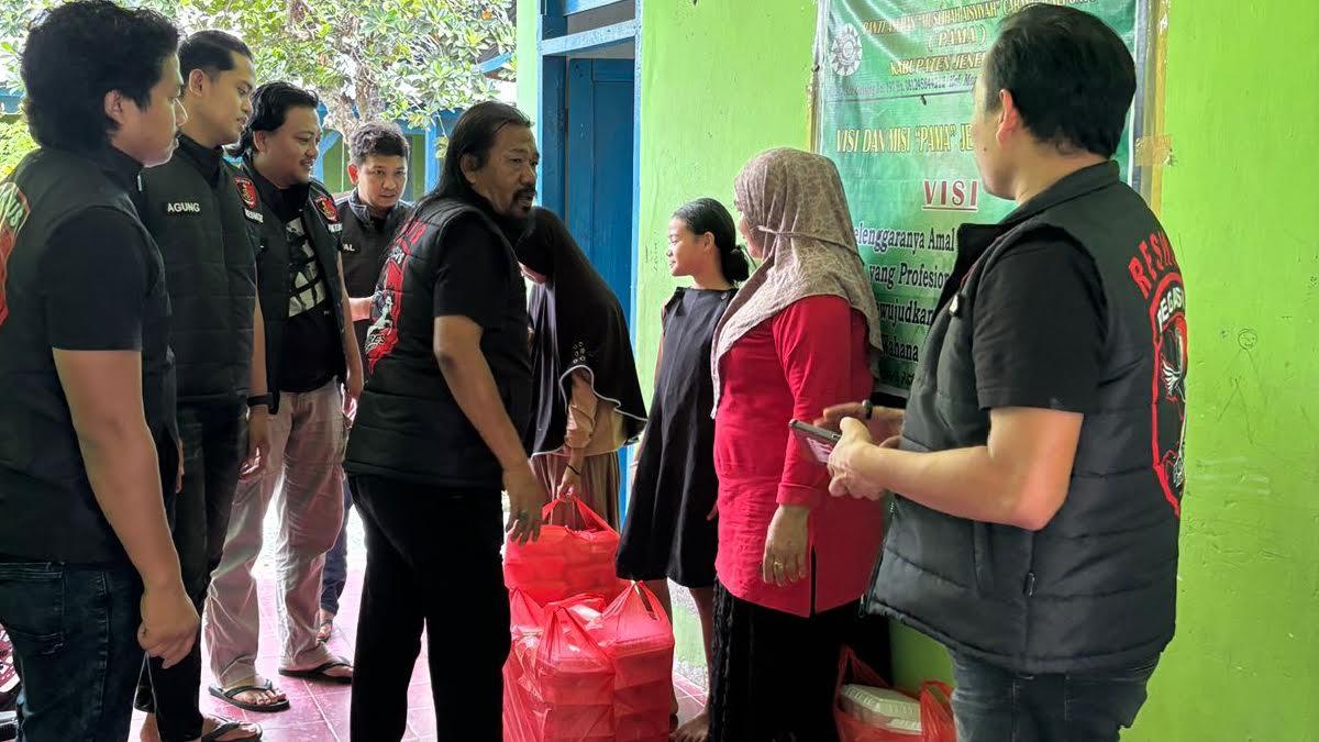 2025-12-19-Tim-Resmob-Polres-Jeneponto-saat-berbagi-makanan-kepada-anak-yatim.jpg