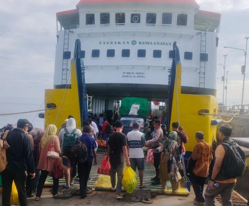 Personil Polres Selayar Jaga Arus Balik Mudik Natal dan Tahun Baru di 2 Pelabuhan