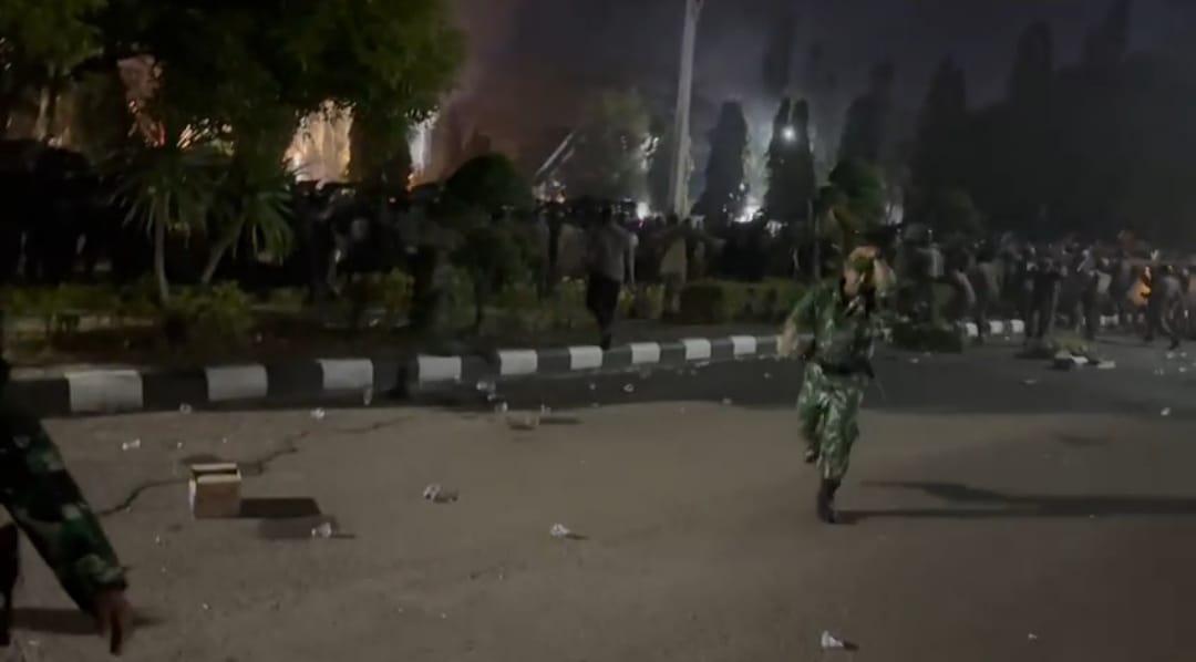 Demo Tolak Kenaikan PBB-P2 di Bone Ricuh! Polisi Tembakkan Water Cannon