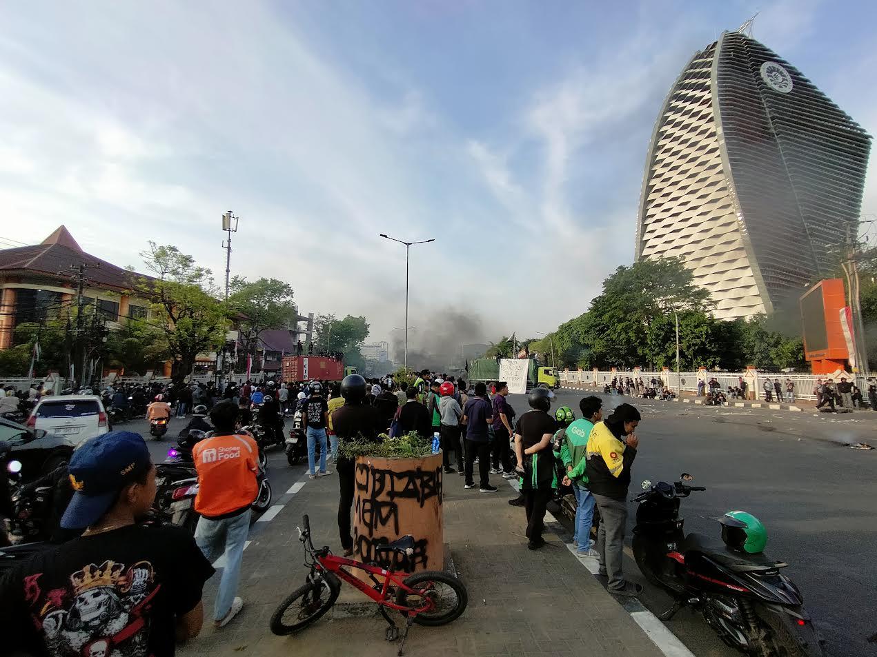 BREAKING NEWS: Hindari AP Pettarani, Mahasiswa Tutup Jalan Depan UNM Buntut Tewas Affan Kurniawan