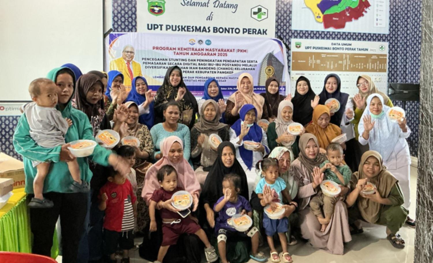 Dosen Ekonomi UNM Latih Ibu-ibu Bonto Perak Pangkep Olah Bandeng Jadi Pempek dan Dinsum - Tribun-timur.com