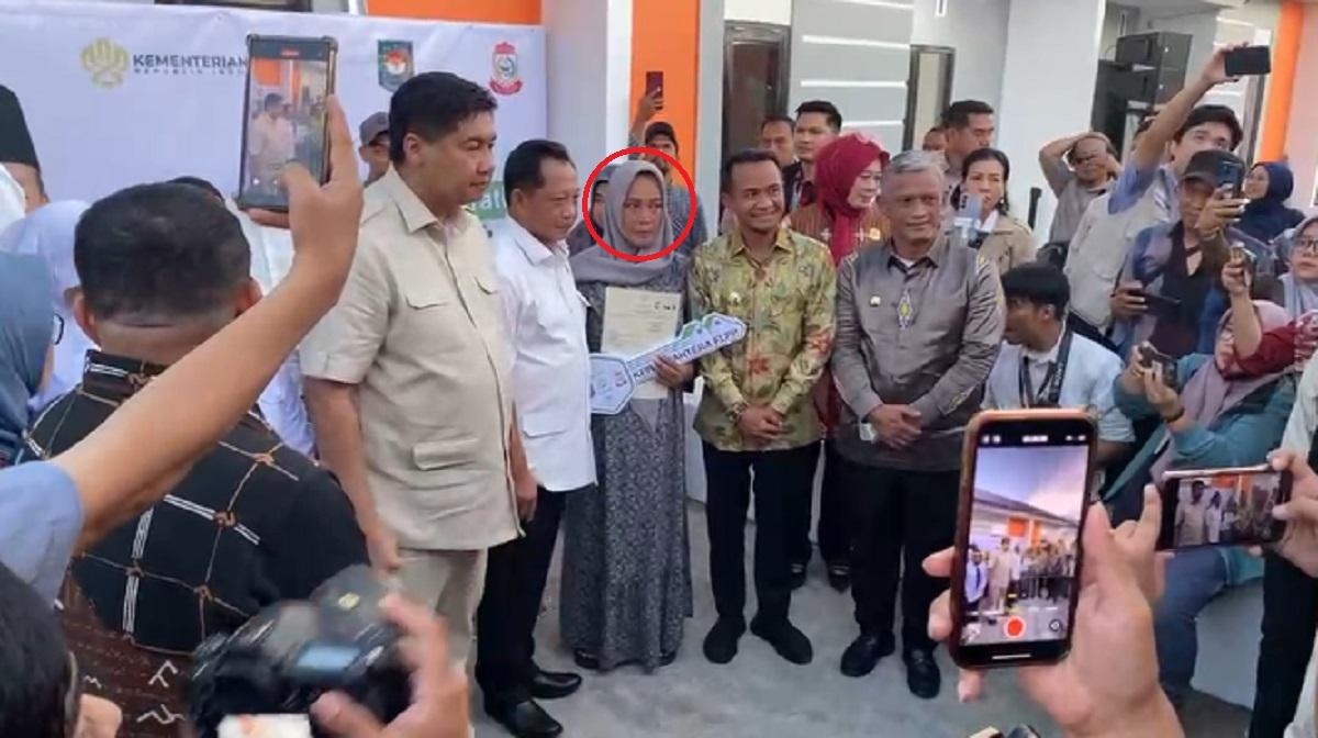 Air Mata Ibunda Almarhumah Syahrina Wati Menetes Saat Terima Rumah dari Tito Karnavian