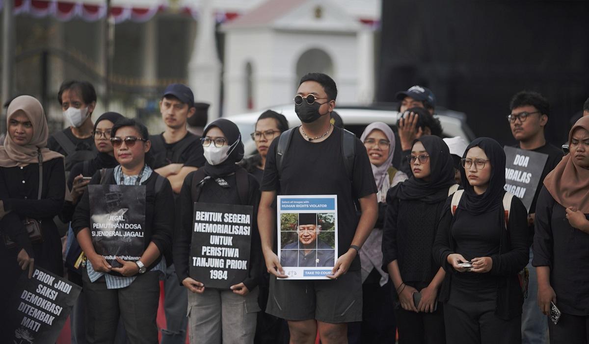 Aktivis Desak Jaksa Agung Usut Tuntas Kasus Semanggi I di Depan Istana Presiden