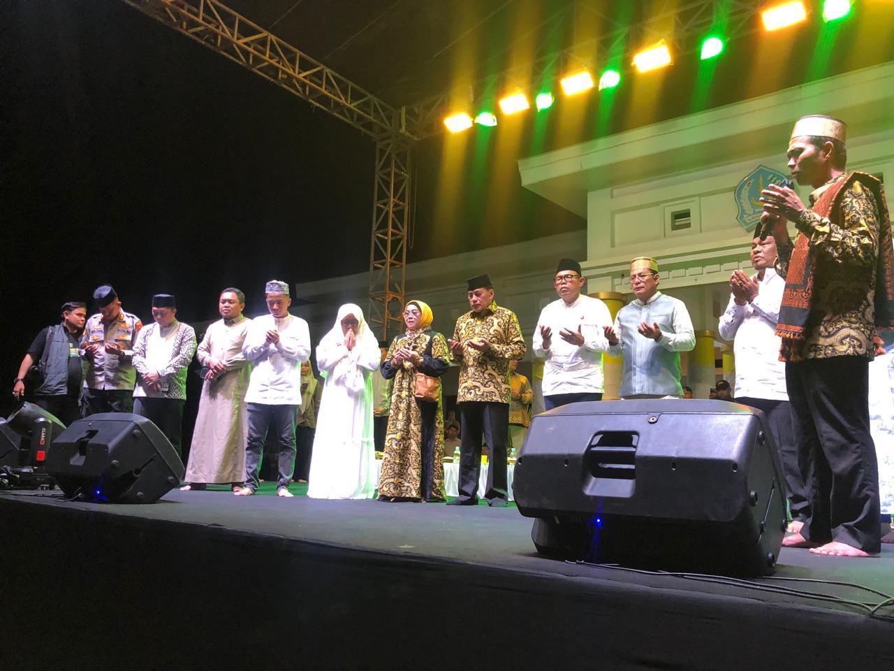 20251117-Penghafal-Alquran-naik-ke-panggung.jpg