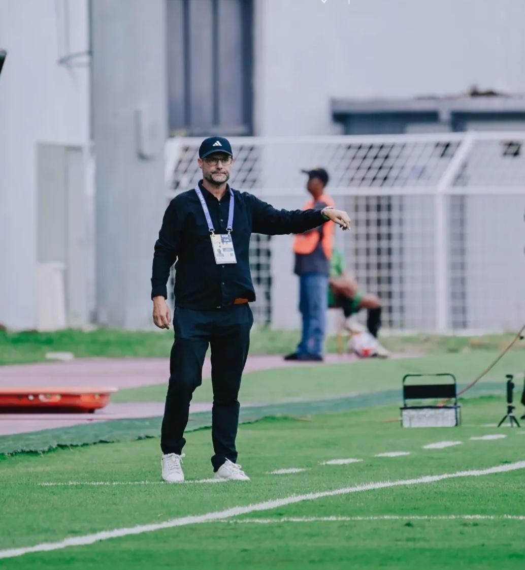 20251122-Pelatih-PSM-Makassar-Tomas-Trucha.jpg