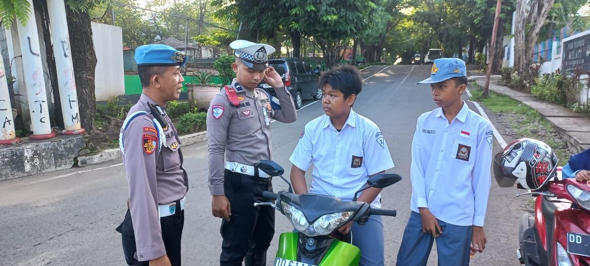 20251125_teguran-sanksi-tanpa-helm-polisi-tegur-anak-sma-tanpa-helm.jpg