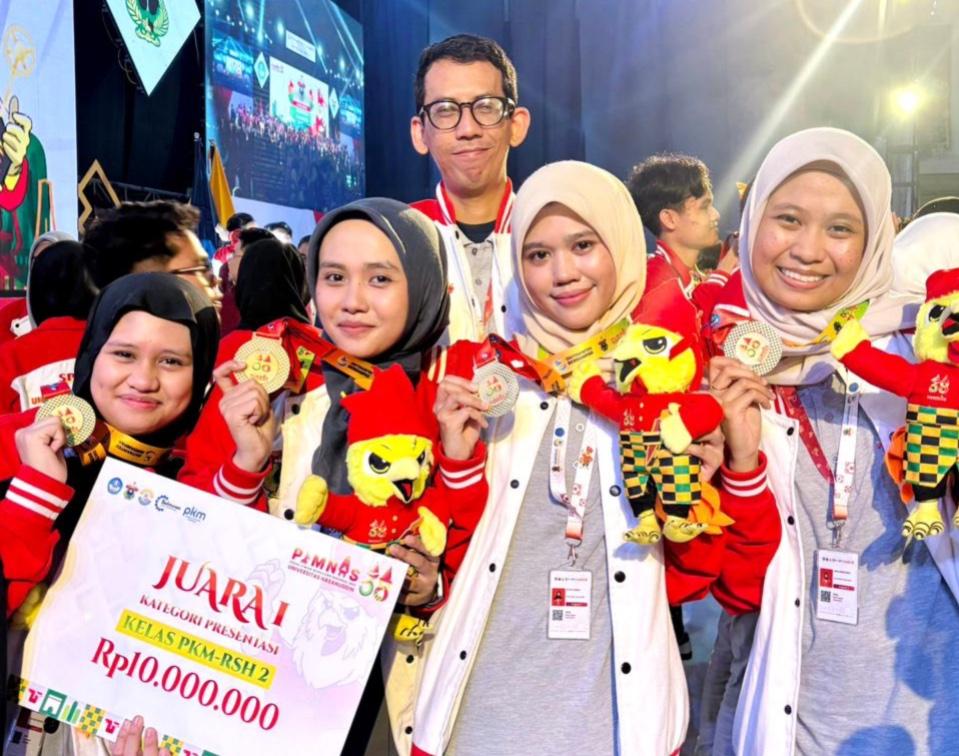 Tim SafePaw Unhas Raih Emas Presentasi PIMNAS 38