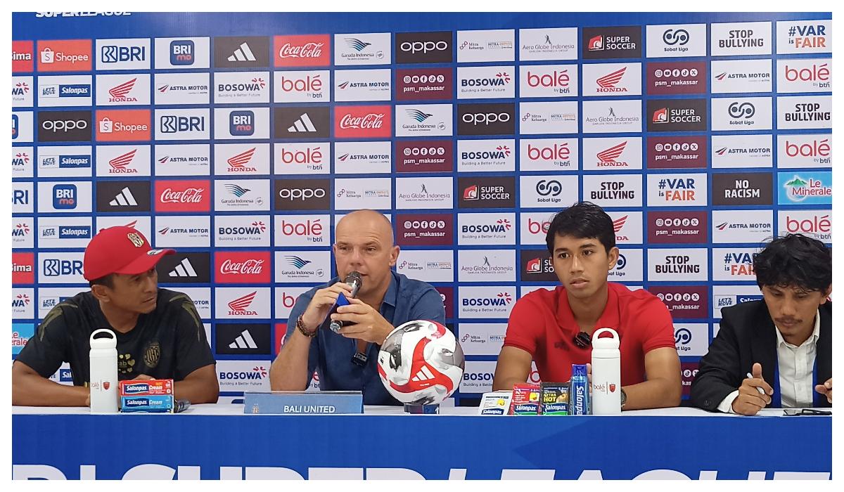 2026-01-10-Pelatih-Bali-United-Johnny-Jansen-pegang-mic.jpg