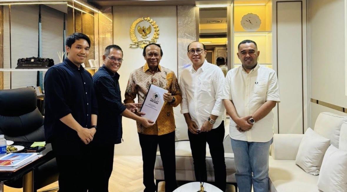 2026-01-13-Momen-Ketua-Golkar-Takalar-Zulkarnaen-kiri-serahkan-sk.jpg