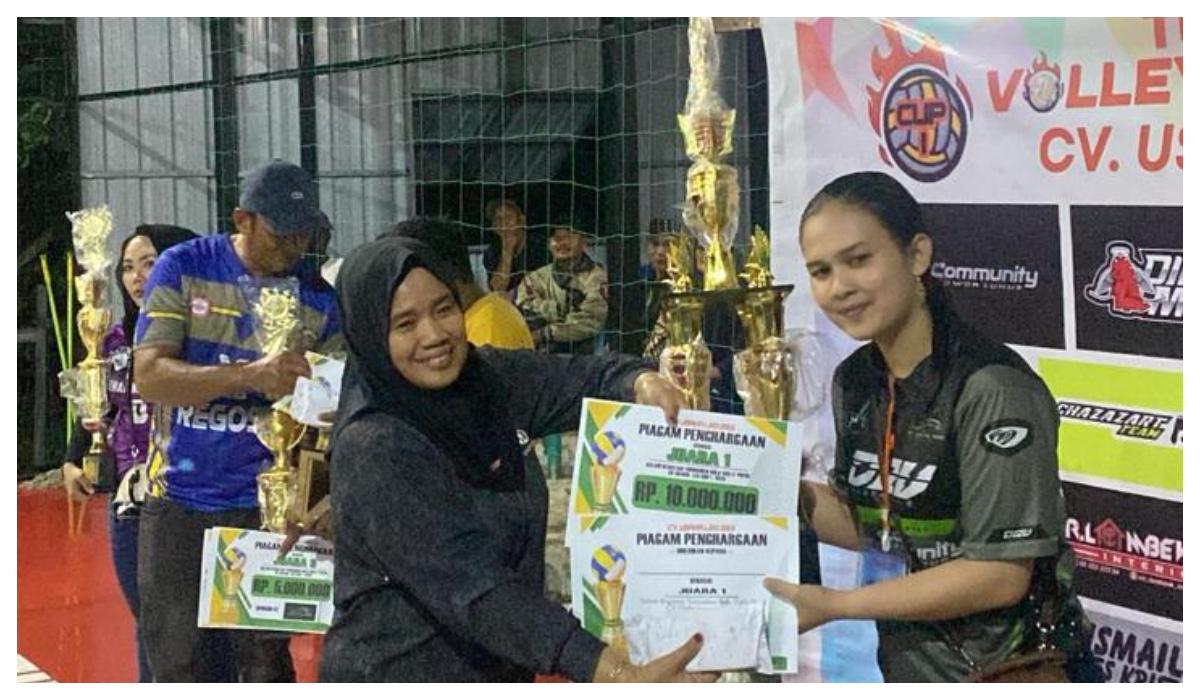 2026-01-22-Nurkanaah-menyerahkan-hadiah-ke-juara-I-voli-ball-putri-CV-Usaha-Leo.jpg