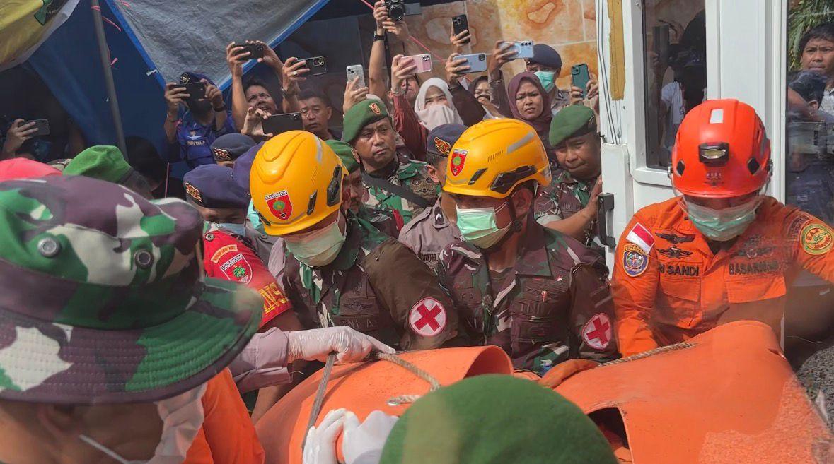 2026-01-23-Tim-SAR-mengevakuasi-korban-pesawat-ATR-42-500.jpg