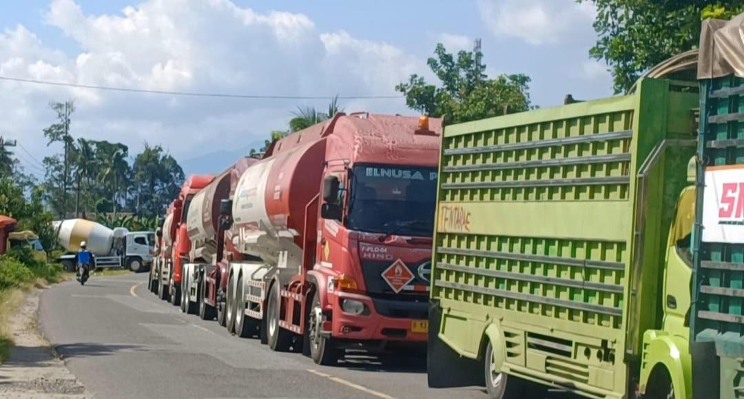 2026-01-24-Pengangkut-BBM-milik-Pertamina-terjebak-macet.jpg