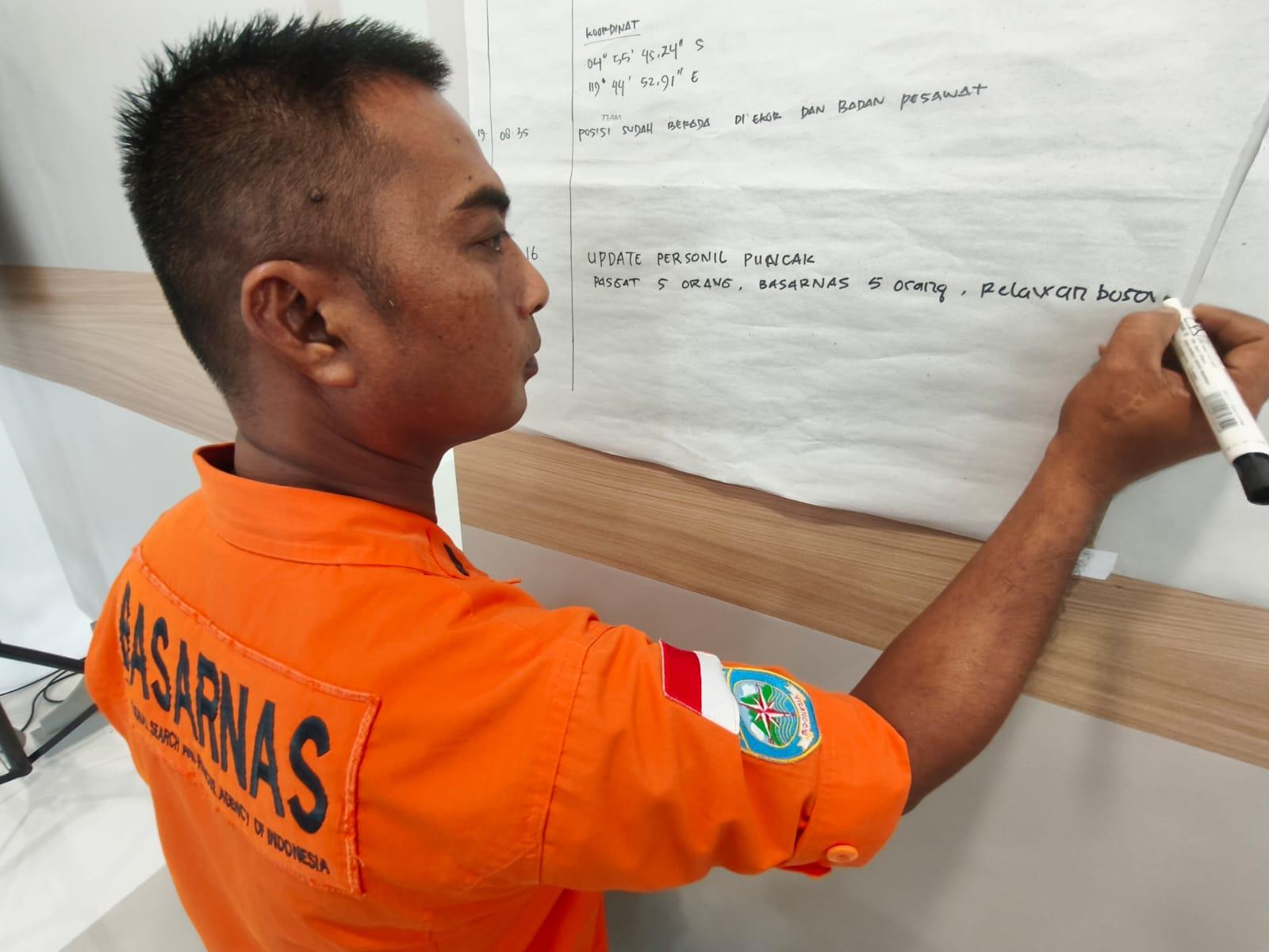 2026-0117-Tim-Basarnas-memperbaharui-informasi-di-Bandara-Sultan-Hasanuddin.jpg