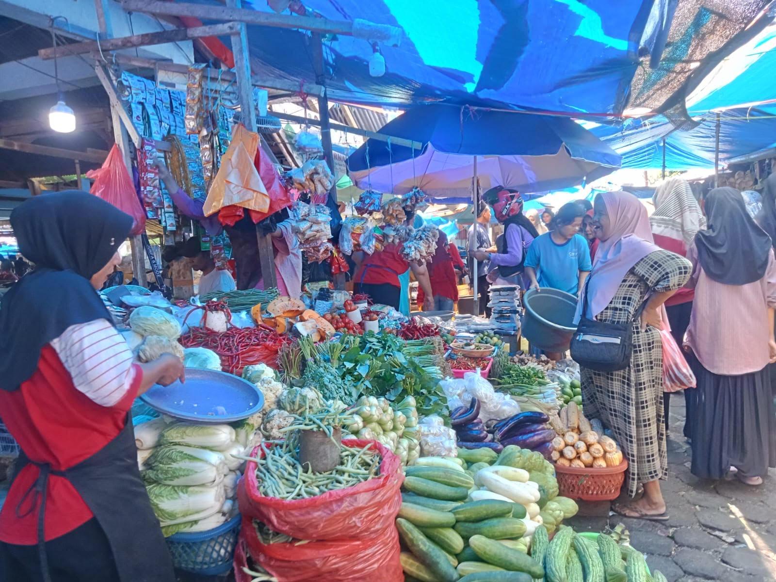 2026-03-25-Suasana-penjual-sembako-di-Pasar-Sentral-Sinjai.jpg