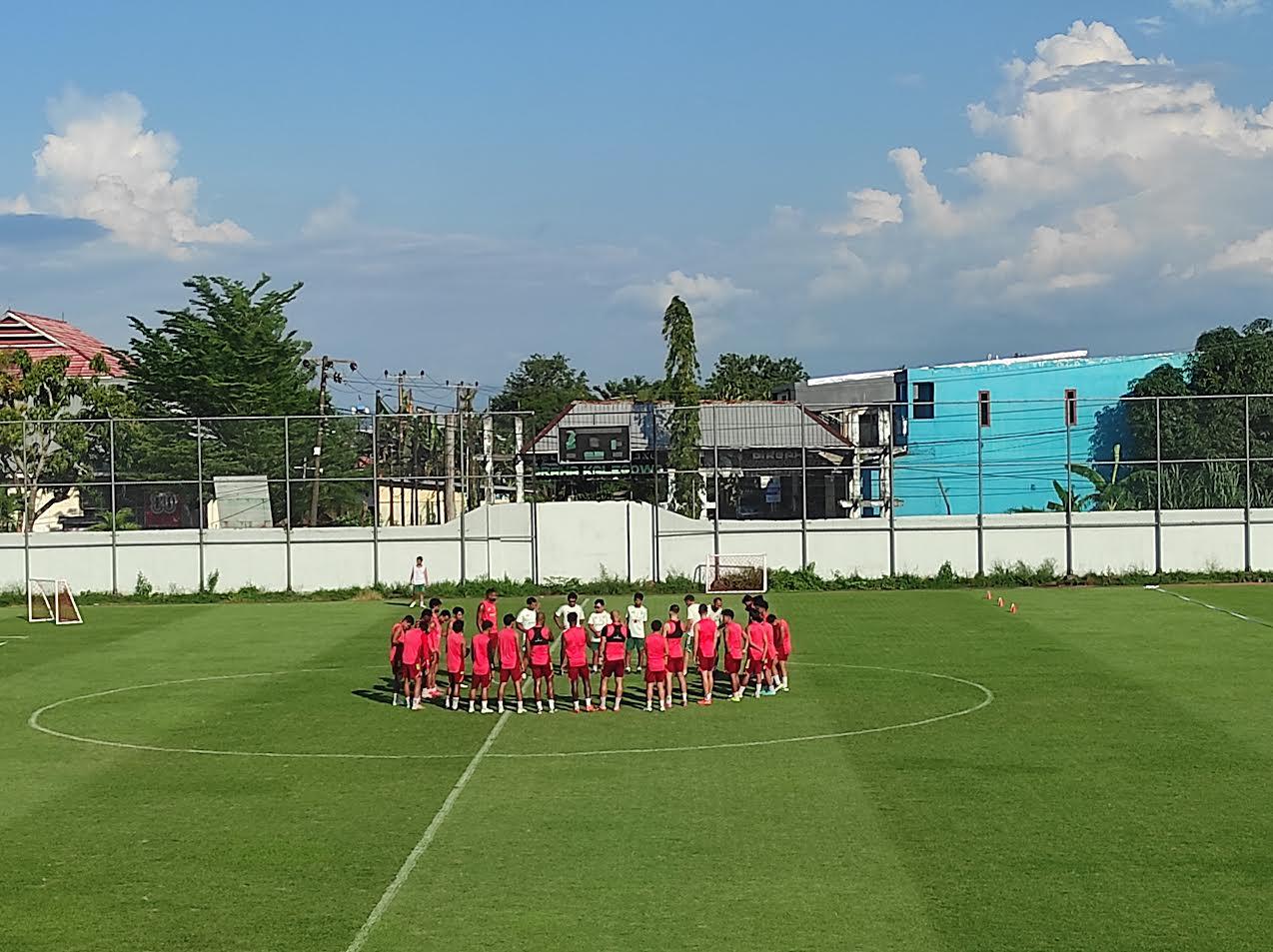 2026-04-02-Skuad-PSM-Makassar-mendapat-pengarahan-dari-pelatih-4.jpg