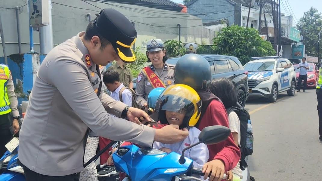 2026-04-14-AKBP-Muhammad-Aldy-Sulaiman-saat-membagikan-helm-gratis.jpg