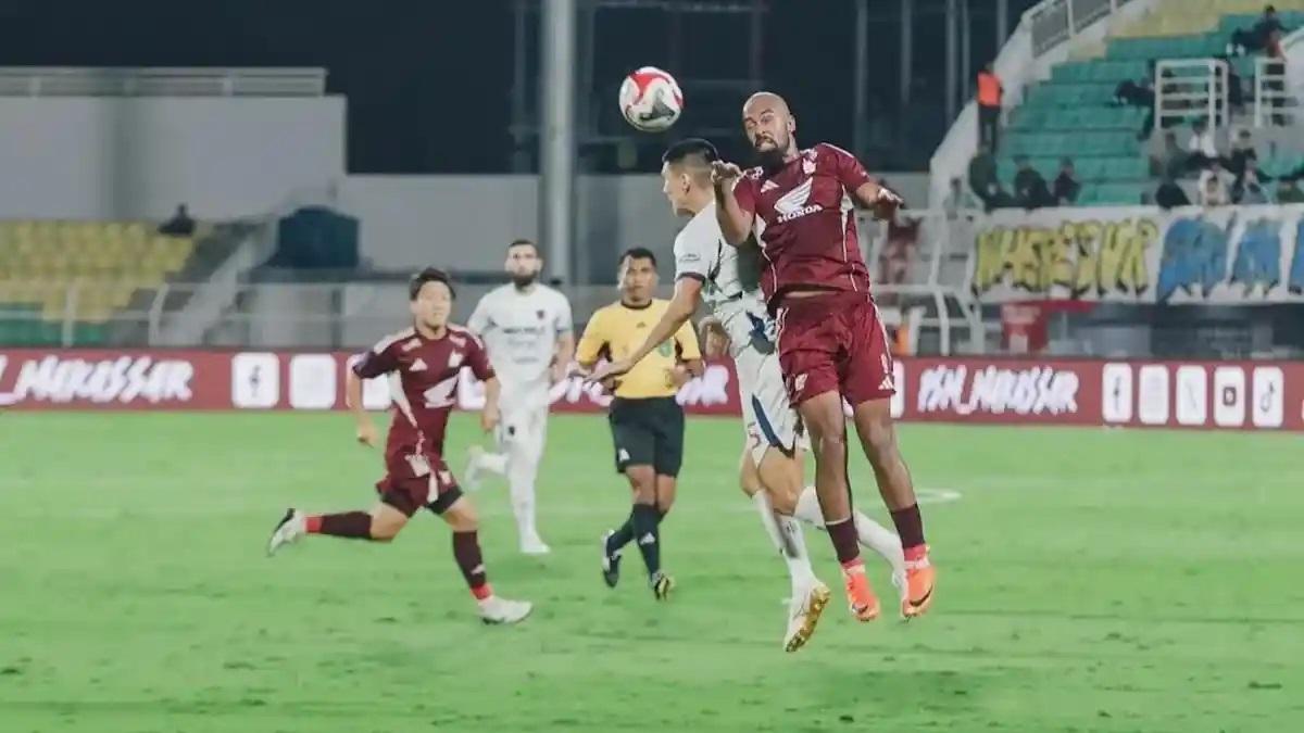 2026-04-23-Alex-Tank-duel-bola-udara-dengan-bek-Persita-Tangerang-Tamirlan-Kozubaev.jpg