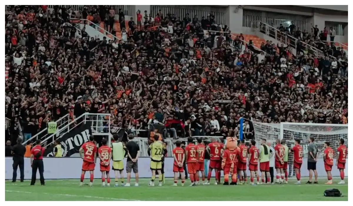 2026-05-07-Para-pemain-Persija-Jakarta-menghampiri-suporternya.jpg