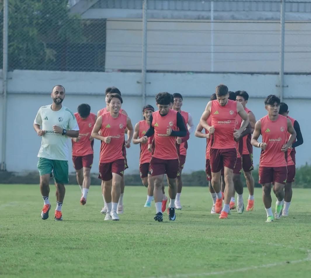 2026-05-08-Skuad-PSM-Makassar-berlari-saat-persiapan-melawan-Arema-FC.jpg