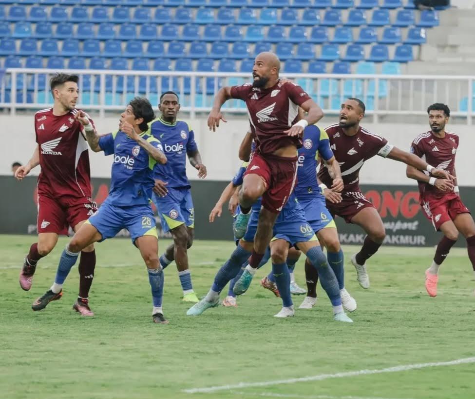 2026-05-09-Penyerang-PSM-Makassar-Alex-Tank-melompat-menyambut-bola.jpg