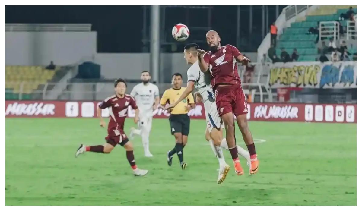 2026-05-10-Alex-Tank-duel-bola-udara-dengan-bek-Persita-Tangerang.jpg
