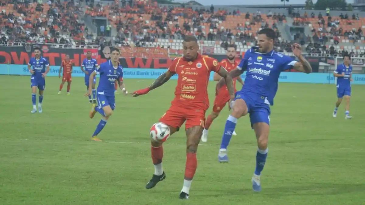 2026-05-11-Pemain-Persija-Jakarta-Gustavo-Almeida-dikawal-pemain-Persib-Bandung.jpg