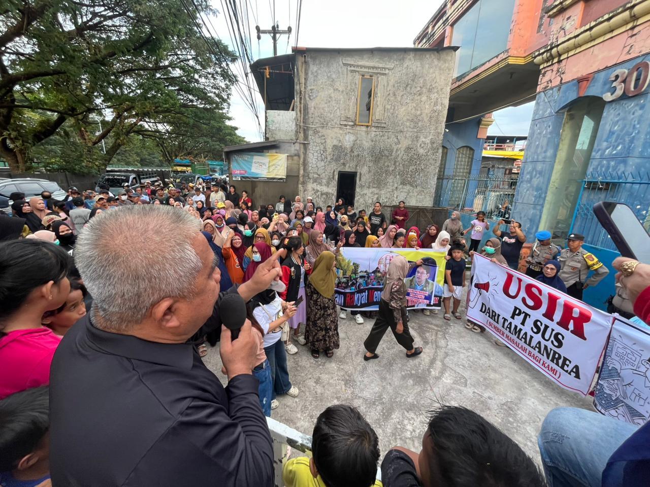 2026-05-11-Warga-demo-di-depan-pintu-gerbang-Eterno-Minggu-1052026.jpg