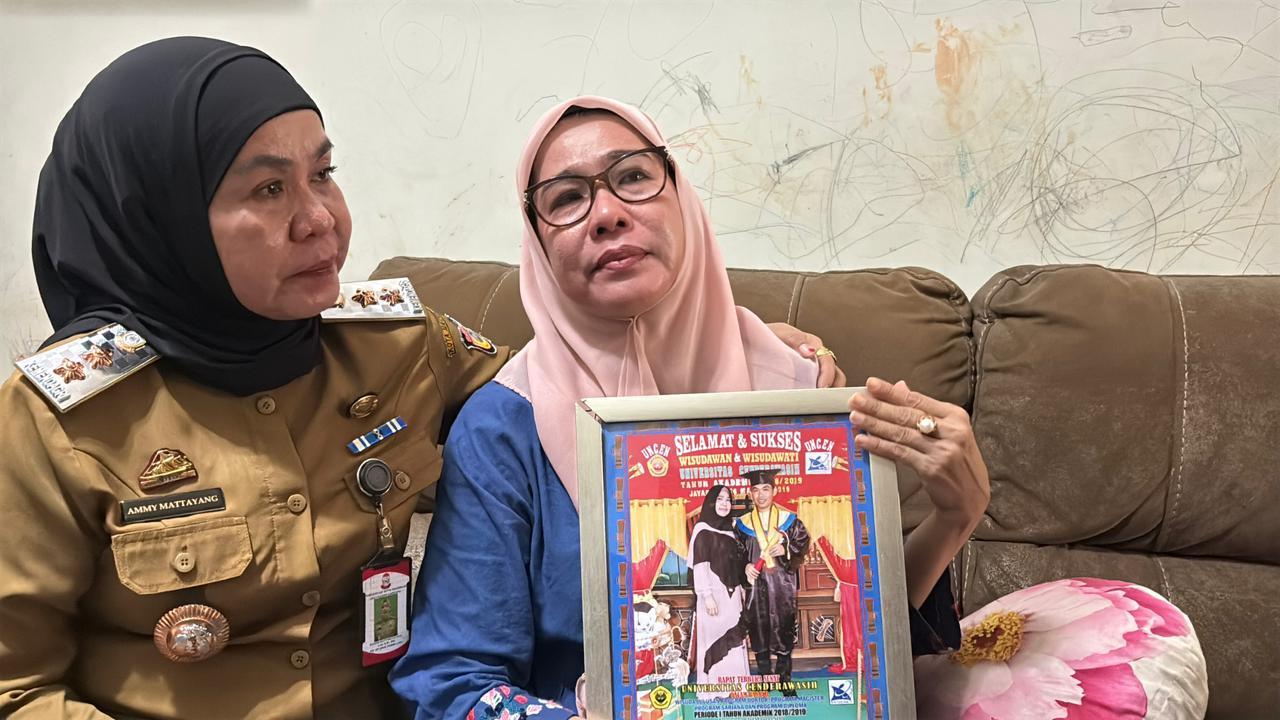 2026-05-19-Sutrawati-Kaharuddin-memperlihatkan-foto-anaknya-Andi-Angga-Prasadewa.jpg