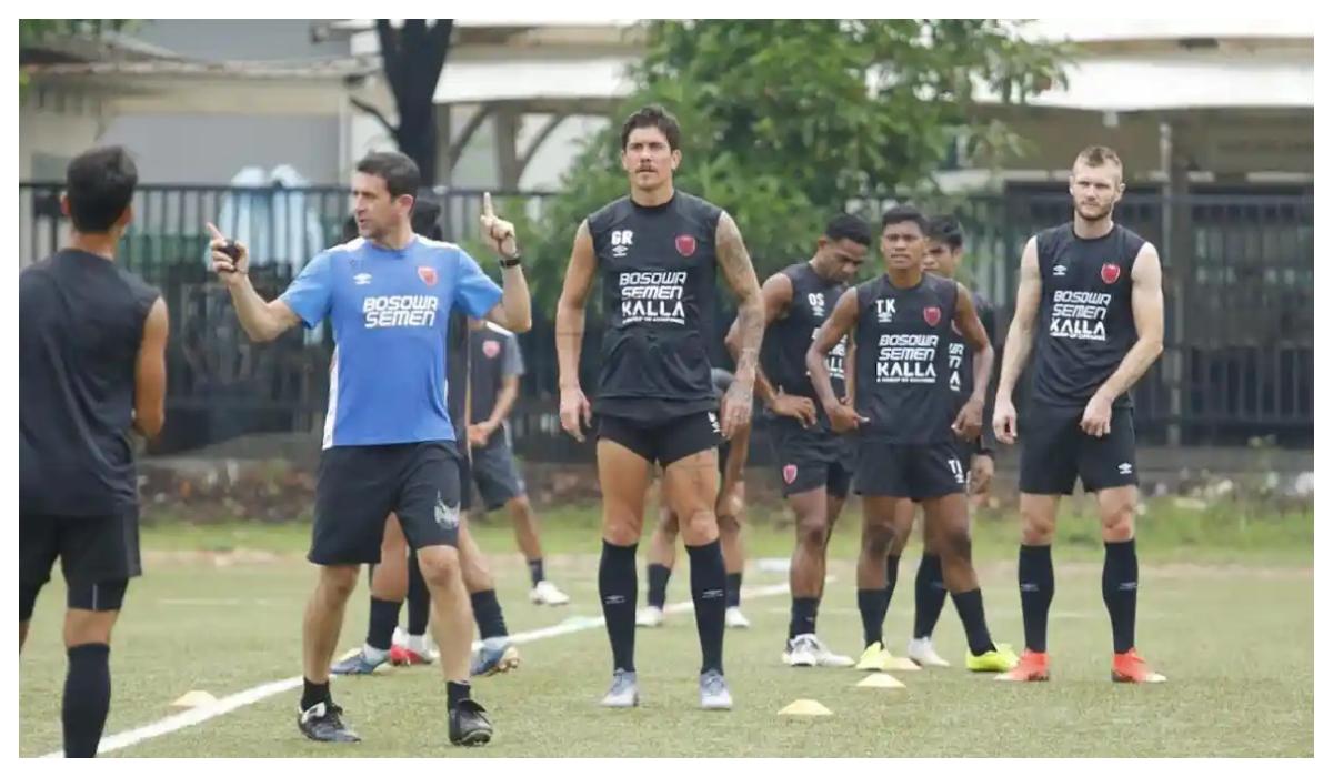 2026-05-26-Nenad-Bacina-saat-menjadi-asisten-pelatih-Bojan-Hodak-di-PSM-Makassar.jpg