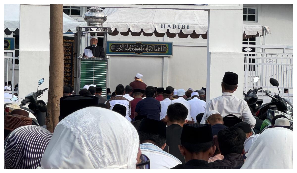 2026-05-27-Prof-Muhammad-Agus-menyampaikan-khutbahnya-di-Lapangan-Usman-Isa.jpg
